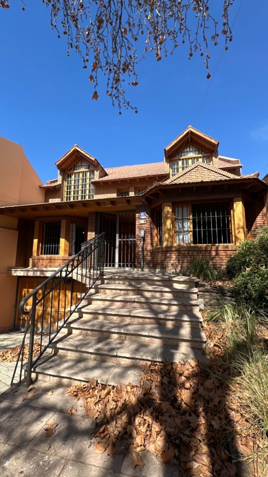 EXCELENTE CASA A LA VENTA EN LA SEXTA SECCION DE MENDOZA