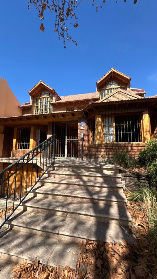 EXCELENTE CASA A LA VENTA EN LA SEXTA SECCION DE MENDOZA