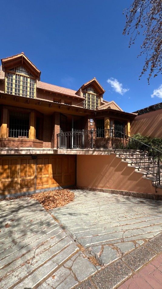 EXCELENTE CASA A LA VENTA EN LA SEXTA SECCION DE MENDOZA