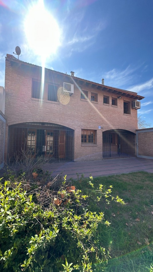 EXCELENTE CASA A LA VENTA EN LA SEXTA SECCION DE MENDOZA