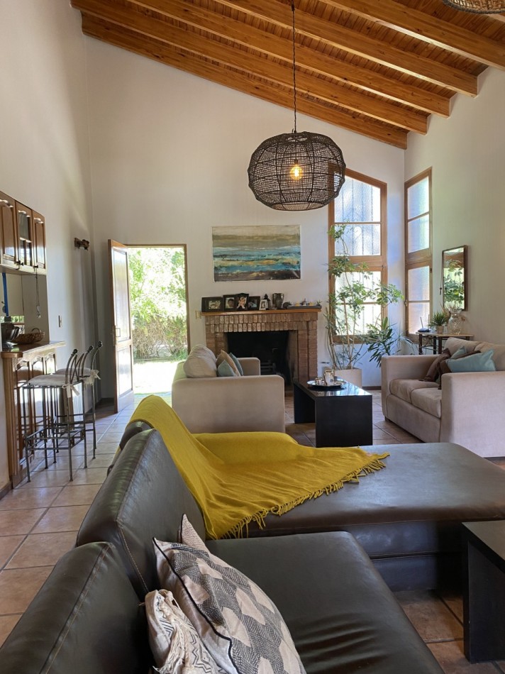 AMPLIA CASA EN VENTA EN BARRIO "ALTO CHACRAS", CHACRAS DE CORIA 