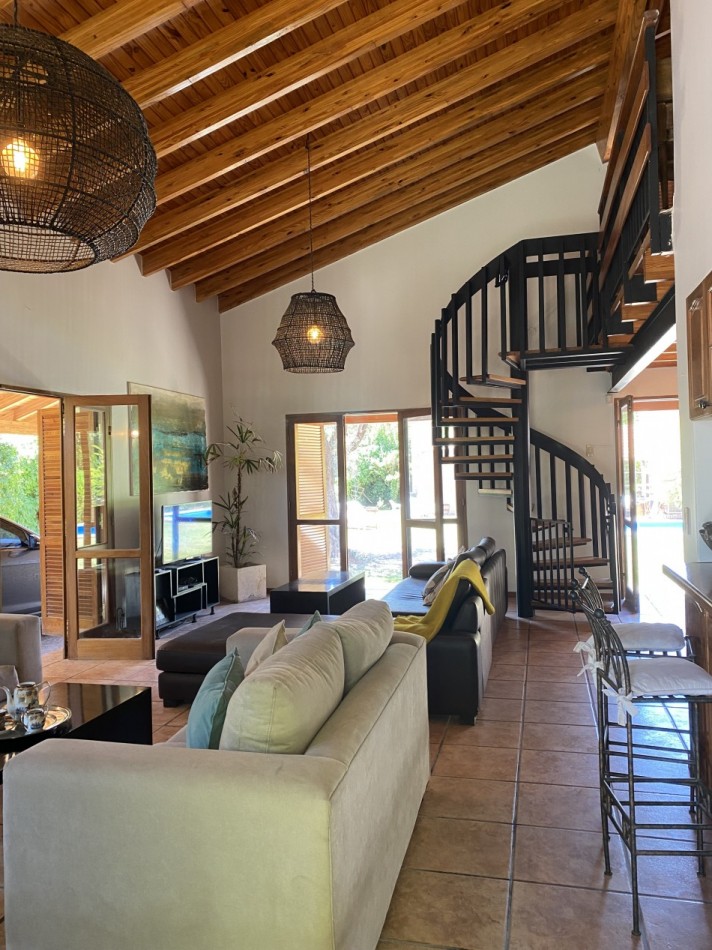 AMPLIA CASA EN VENTA EN BARRIO "ALTO CHACRAS", CHACRAS DE CORIA 