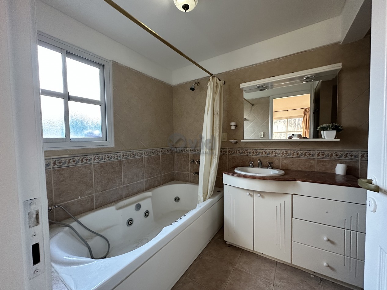 LUMINOSA CASA EN VENTA EN BARRIO PRIVADO DALVIAN-