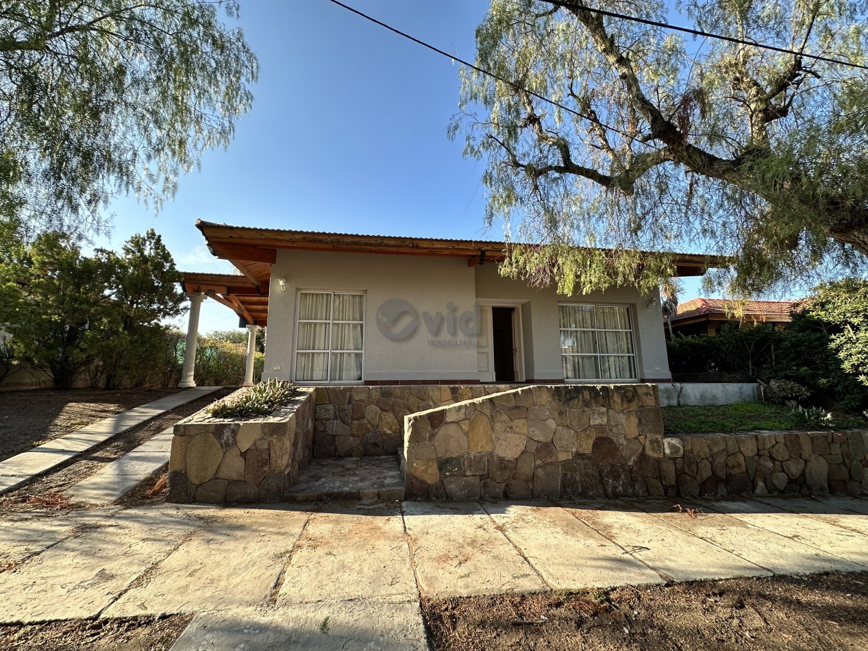 LUMINOSA CASA EN VENTA EN BARRIO PRIVADO DALVIAN-