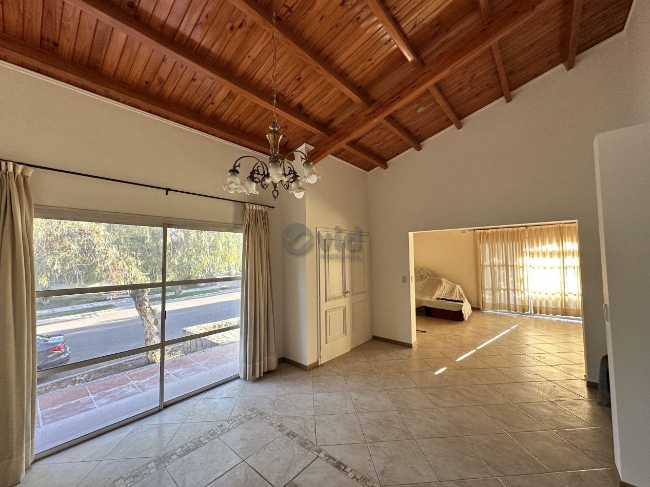 LUMINOSA CASA EN VENTA EN BARRIO PRIVADO DALVIAN-
