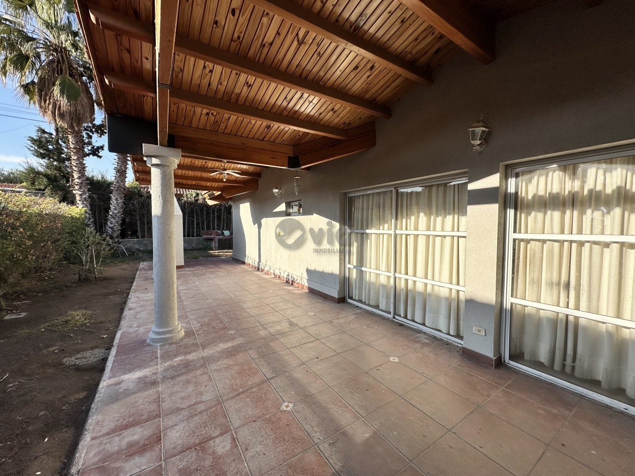 LUMINOSA CASA EN VENTA EN BARRIO PRIVADO DALVIAN-