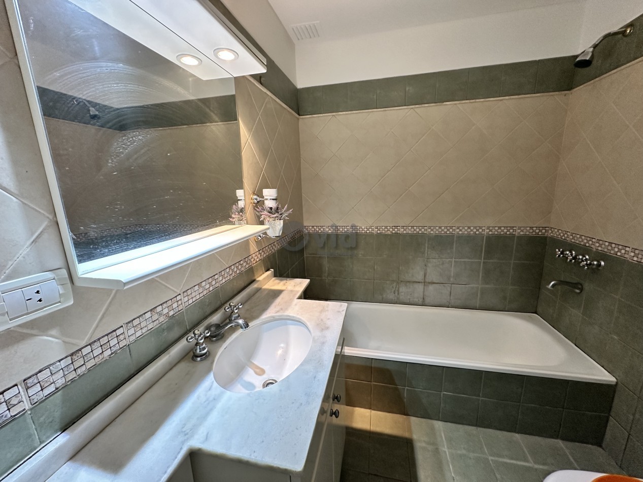 LUMINOSA CASA EN VENTA EN BARRIO PRIVADO DALVIAN-