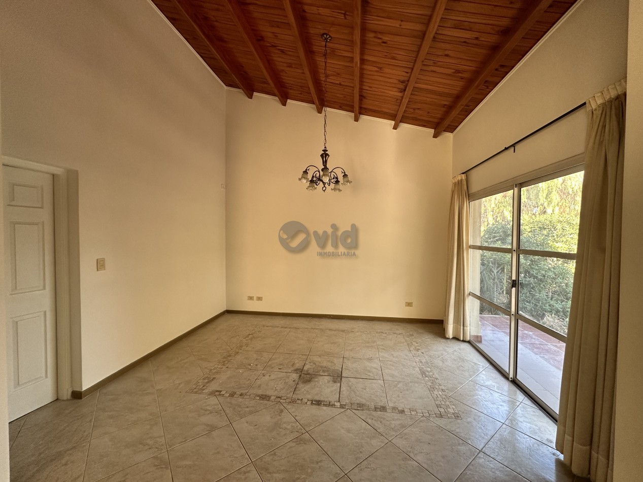 LUMINOSA CASA EN VENTA EN BARRIO PRIVADO DALVIAN-