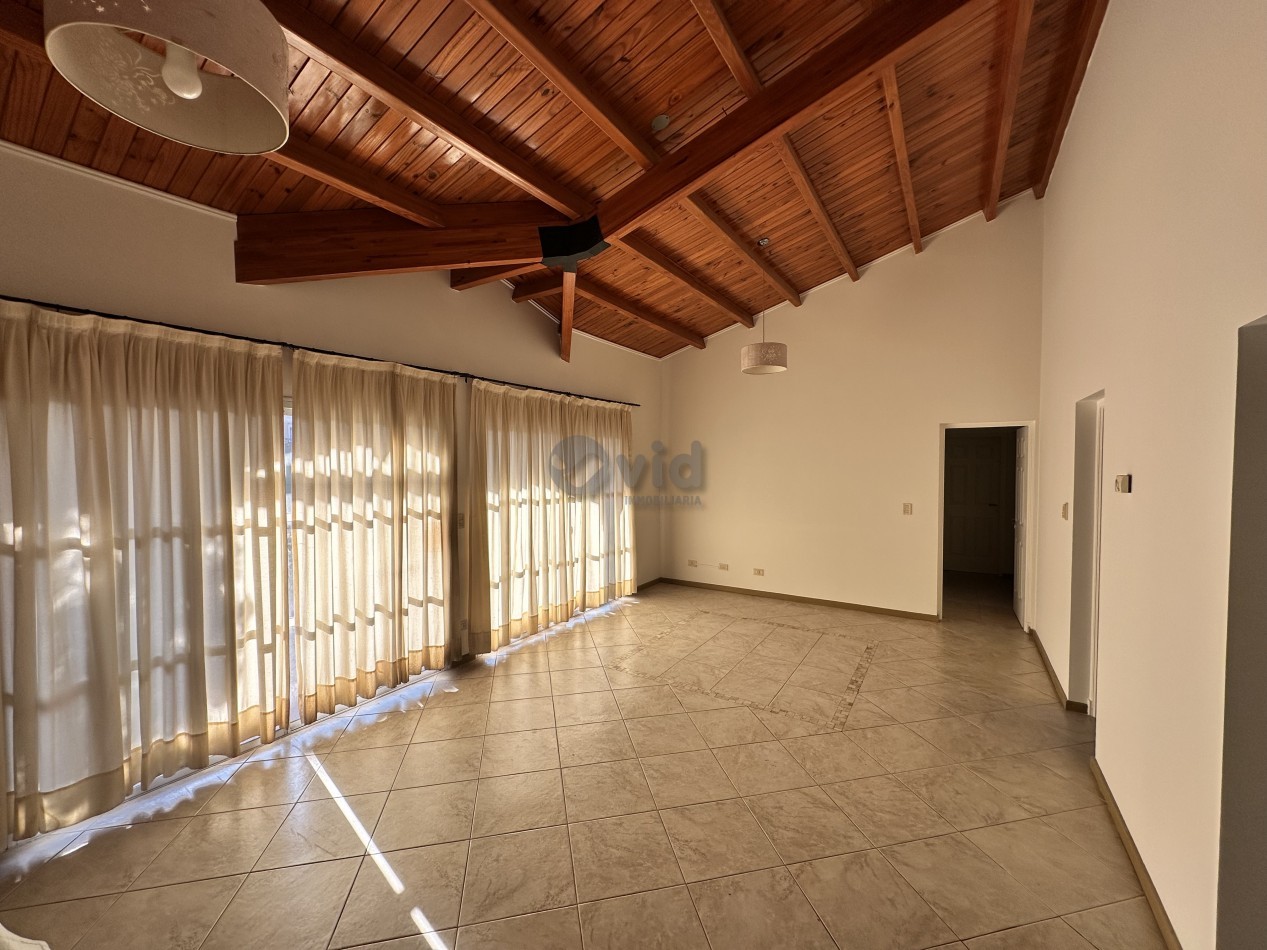 LUMINOSA CASA EN VENTA EN BARRIO PRIVADO DALVIAN-