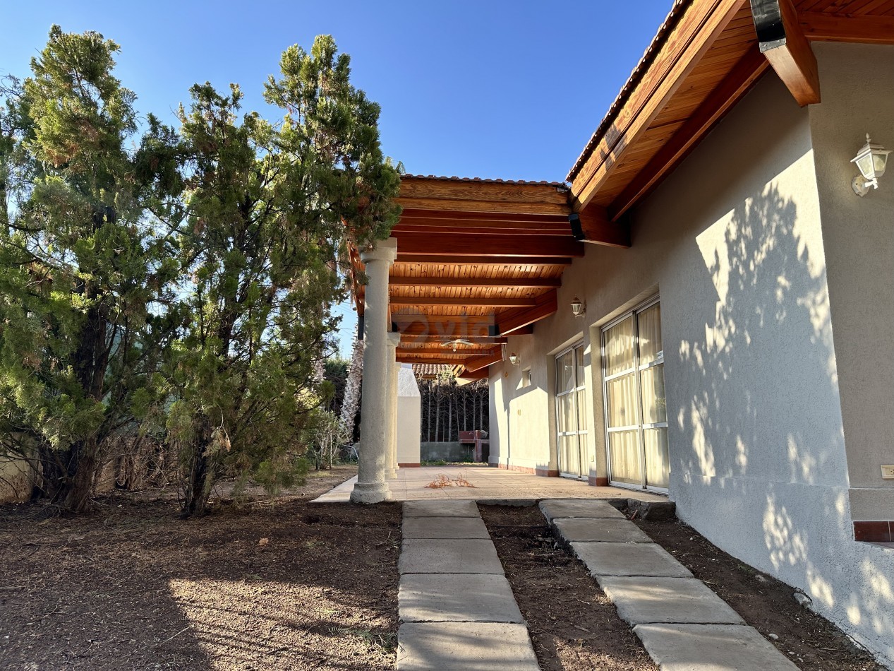 LUMINOSA CASA EN VENTA EN BARRIO PRIVADO DALVIAN-