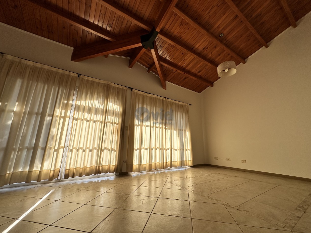 LUMINOSA CASA EN VENTA EN BARRIO PRIVADO DALVIAN-