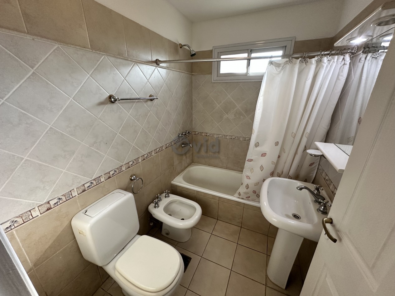 LUMINOSA CASA EN VENTA EN BARRIO PRIVADO DALVIAN-