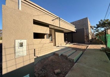 DESTACADA CASA A ESTRENAR EN VENTA EN BARRIO LAS ACACIAS